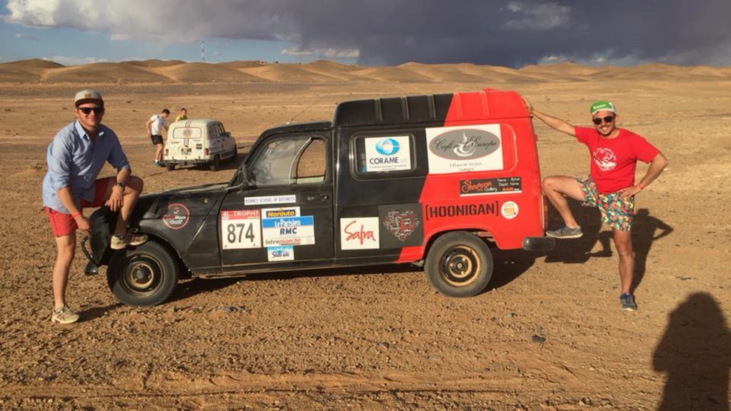 Photo d'un voiture sponsorisé par Corame qui participe au 4L TROPHY